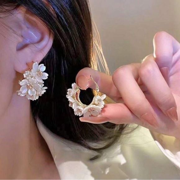 Jewelry - Elegant Floral Pearl Earrings
